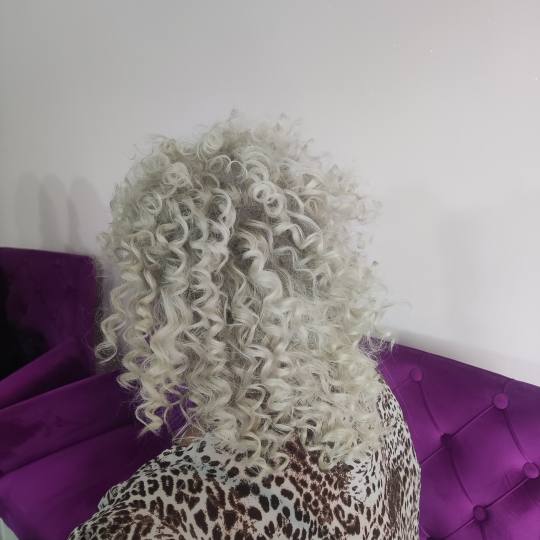 L'Amour beauty studio #sarajevo Uvijanje, lokne i talasi Afro lokne - kosa srednje dužine