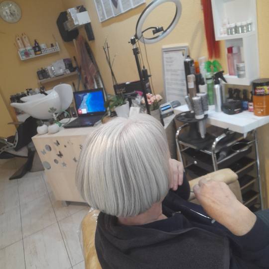 Poezija ljepote #sarajevo Feniranje i stilizovanje Žensko šišanje + feniranje na ravno - sve duž