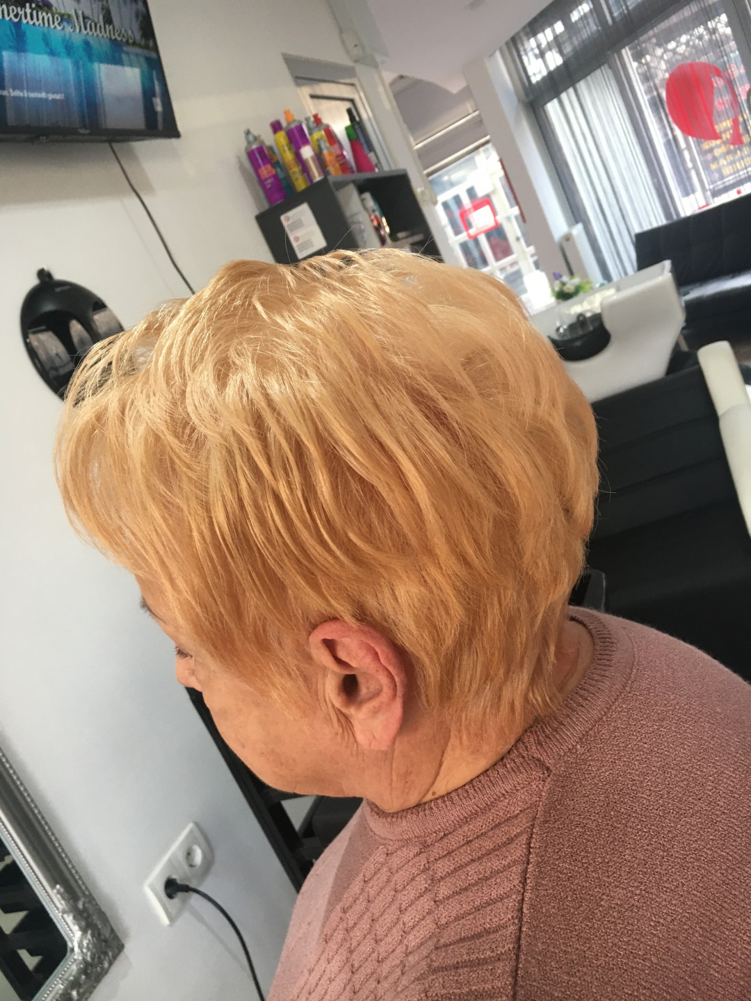 Farbanje cijele dužine kose - kratka kosa - Frisco, Sarajevo Farbanje kose Frizerski saloni Farbanje kose, Sarajevo, Centar - Stari Grad