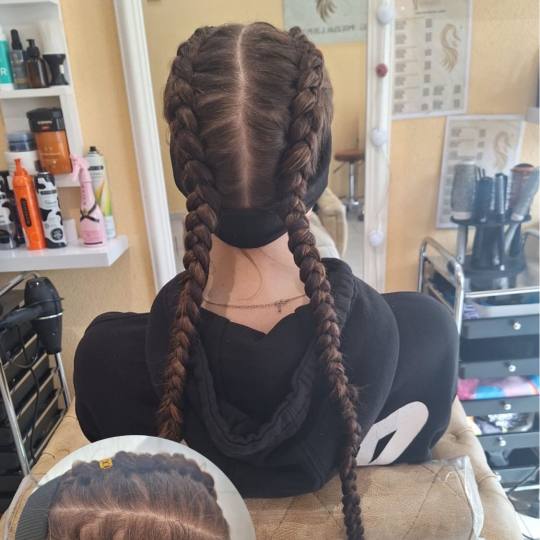 Poezija ljepote #sarajevo Pletenice, kike, punđe Pletenica - jedna