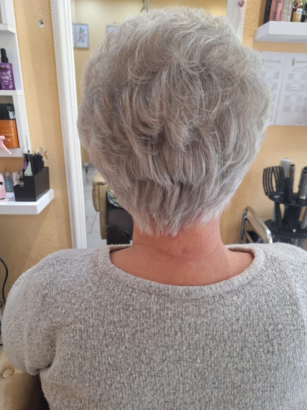 Poezija ljepote #sarajevo Žensko šišanje Žensko šišanje + pranje kose + feniranje - kratka kosa