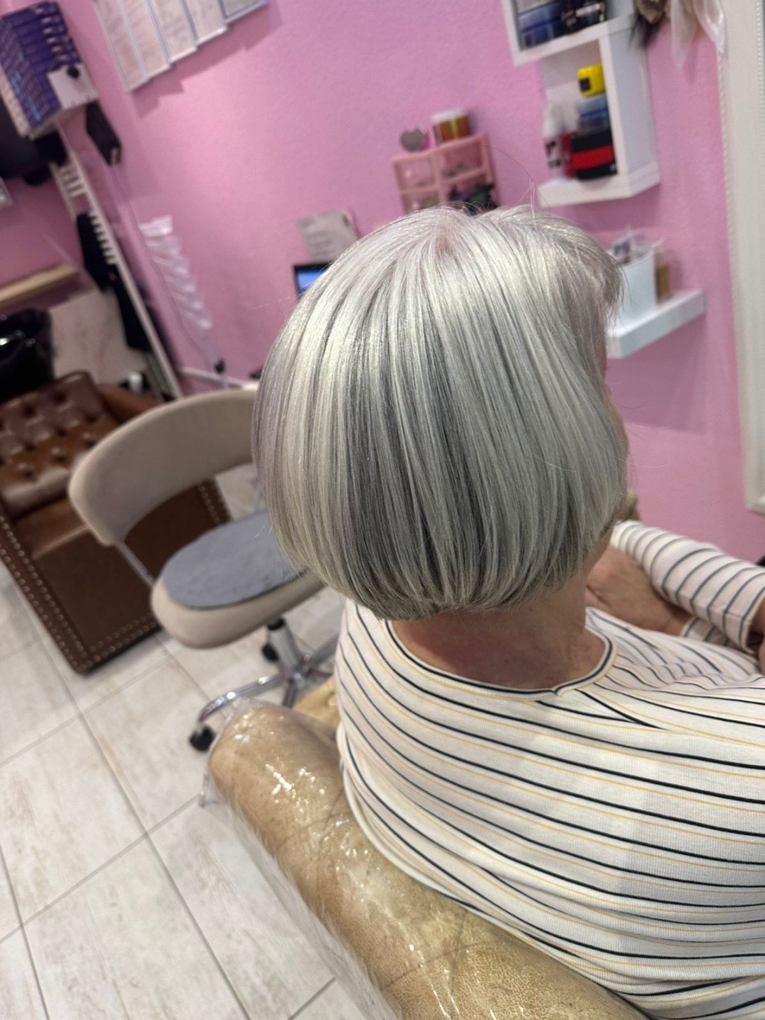 Poezija ljepote #sarajevo Farbanje kose Povrsinski Pramenovi na foliju + žensko šišanje + feniranje - kratka kosa