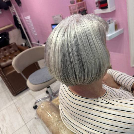 Poezija ljepote #sarajevo Farbanje kose Povrsinski Pramenovi na foliju + žensko šišanje + feniran