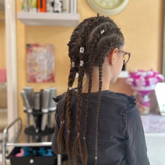 Poezija ljepote #sarajevo Pletenice, kike, punđe Pletenica - jedna