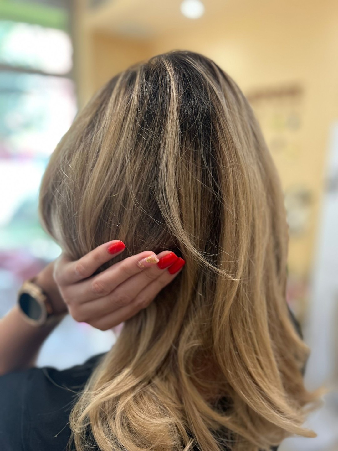 Poezija ljepote #sarajevo Farbanje kose Farbanje izrastka + žensko šišanje + feniranje na ravno - kratka kosa