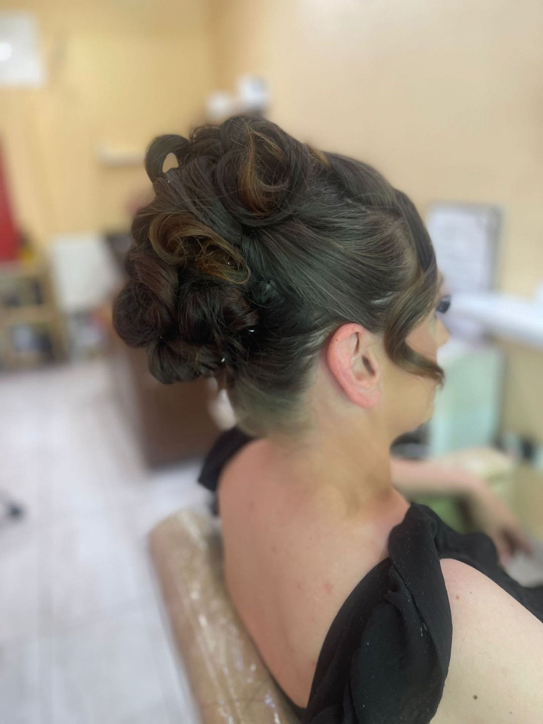 Poezija ljepote #sarajevo Svečane i frizure za svadbu Svečana frizura - kosa srednje dužine