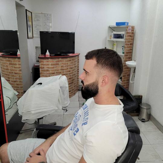 Barber shop Colucci #sarajevo Muško šišanje Muško šišanje fade + pranje kose + oblikovanje bra
