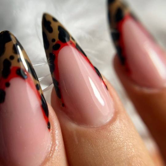 V3 Beauty #sarajevo Izlivanje noktiju Izlivanje noktiju gelom - M dužina