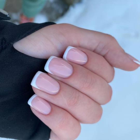 Kuća ljepote Djenna #sarajevo Nadogradnja noktiju Gel na prirodne nokte (korekcija) + French