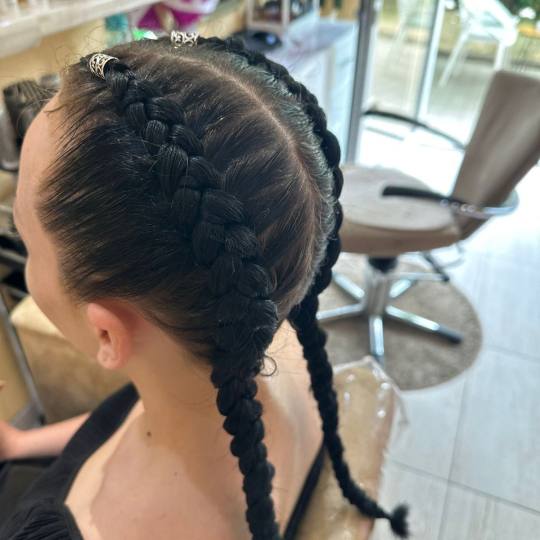 Poezija ljepote #sarajevo Pletenice, kike, punđe Pletenica - dve