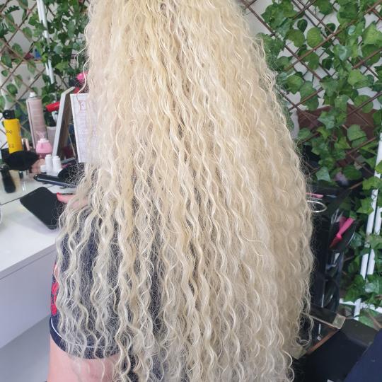 Ella #modrica Nadogradnja kose Afro nadogradnja kose Afro lokne su namijenjene svim djevojkama koje 