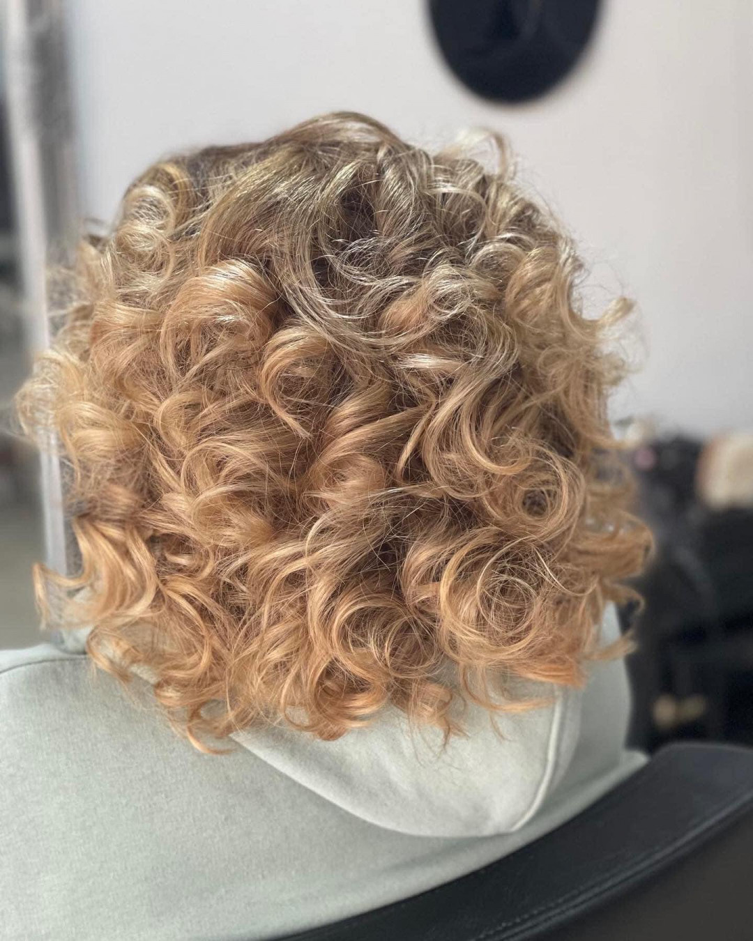 Farbanje cijele dužine kose - kosa srednje dužine - Frisco, Sarajevo Farbanje kose Frizerski saloni Farbanje kose, Sarajevo, Centar - Stari Grad