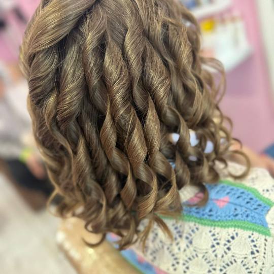 Poezija ljepote #sarajevo Uvijanje, lokne i talasi Afro lokne - kosa srednje dužine