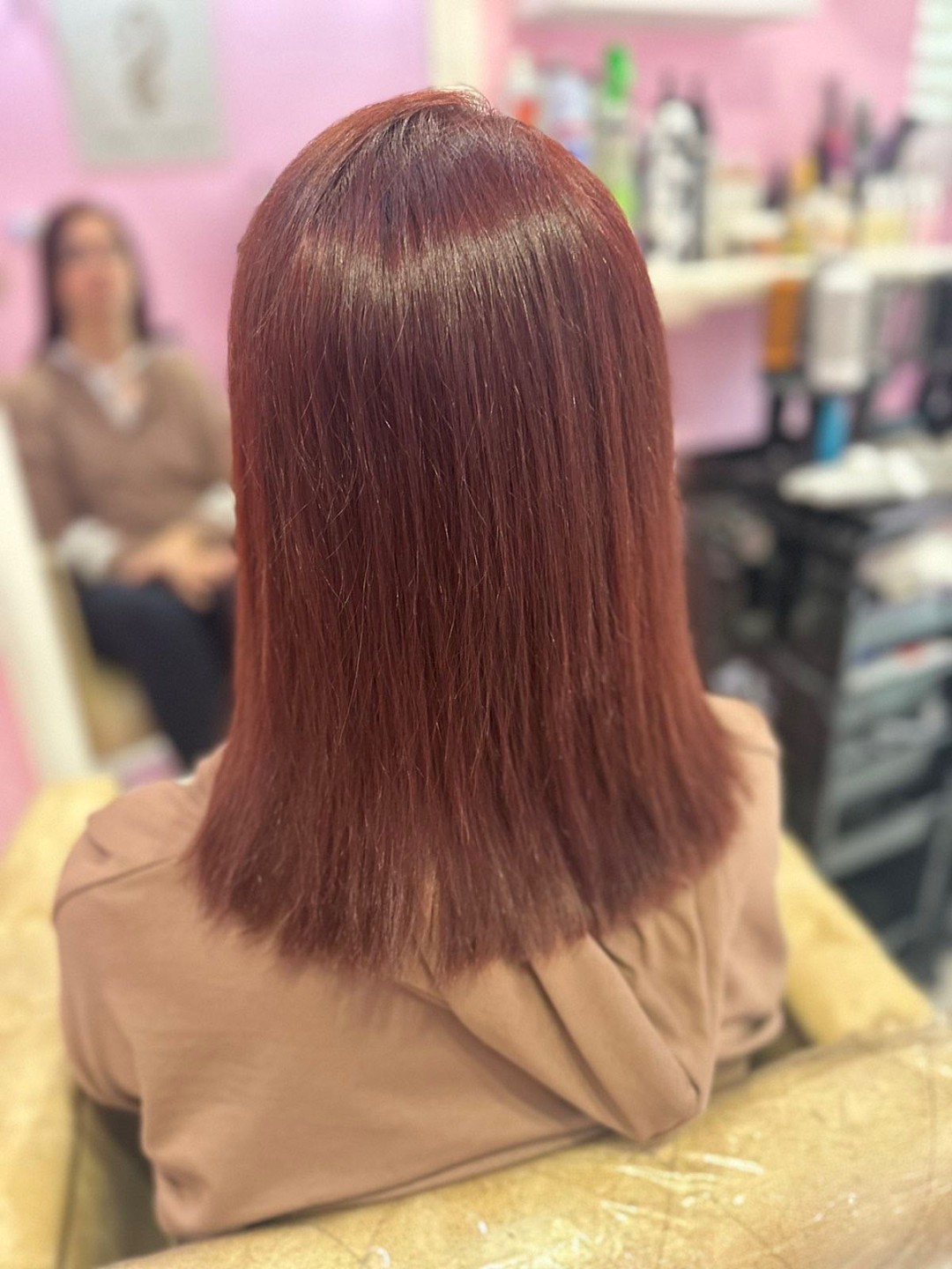 Poezija ljepote #sarajevo Farbanje kose Farbanje izrastka + žensko šišanje + feniranje na ravno - kosa srednje dužine