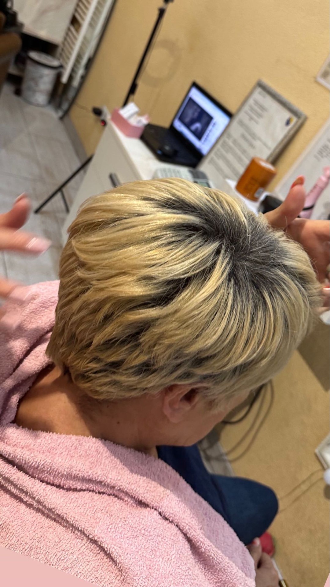 Poezija ljepote #sarajevo Feniranje i stilizovanje Pranje kose + feniranje - kratka kosa