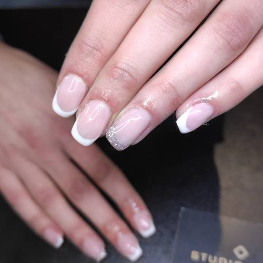 Studio Ela #sarajevo Lakiranje noktiju French - dodatak uz uslugu