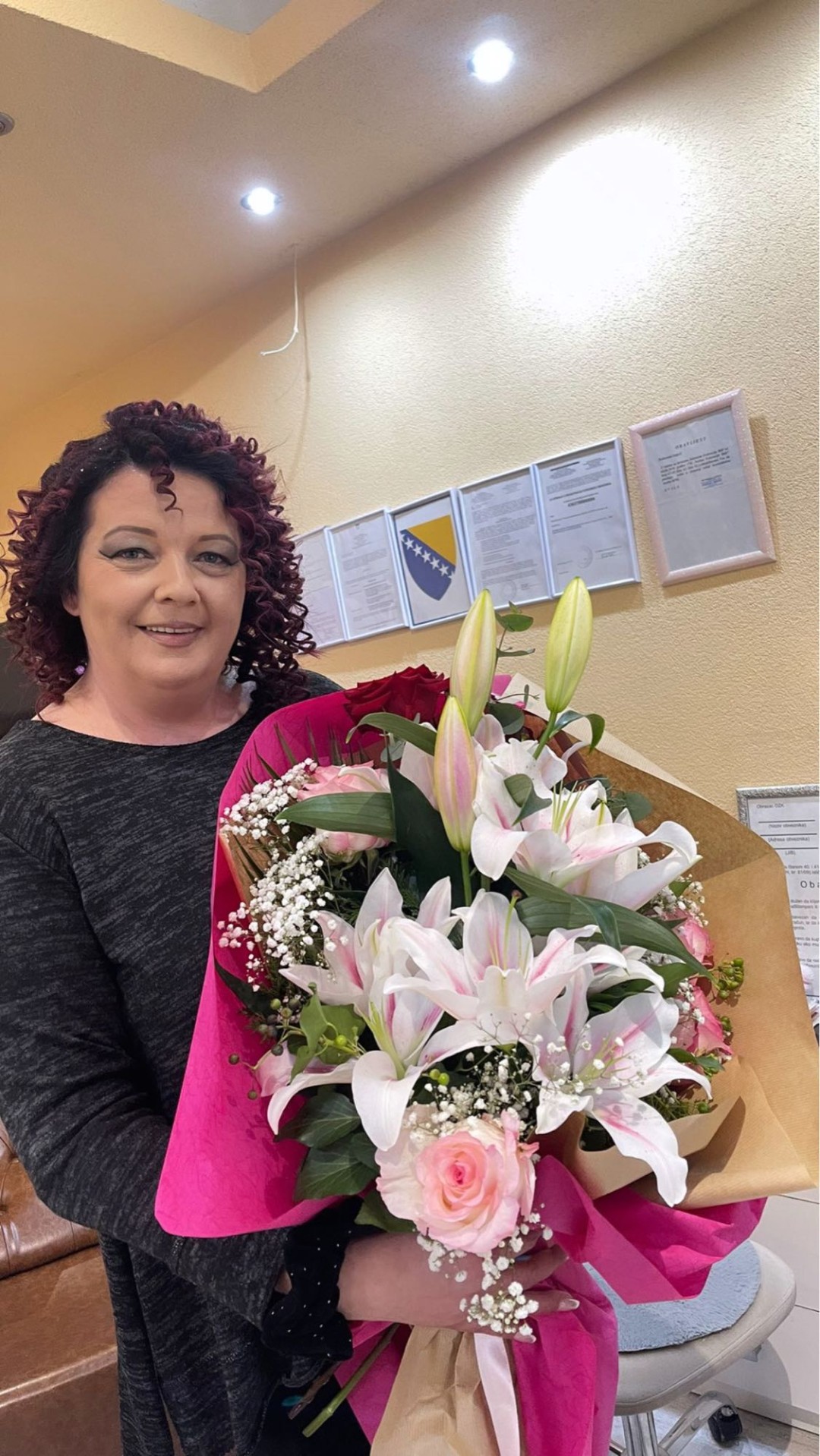 Poezija ljepote #sarajevo Svečane i frizure za svadbu Svečana frizura + nadogradnja noktiju tipasama / ojačavanje noktiju gelom + profesionalno šminkanje