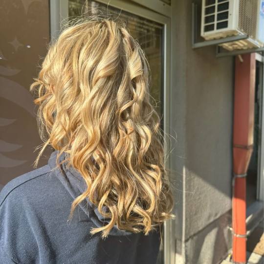 Poezija ljepote #sarajevo Uvijanje, lokne i talasi Lokne - kosa srednje dužine