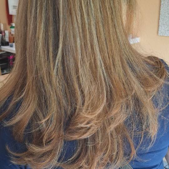 Poezija ljepote #sarajevo Farbanje kose Povrsinski Pramenovi na foliju + žensko šišanje + feniran