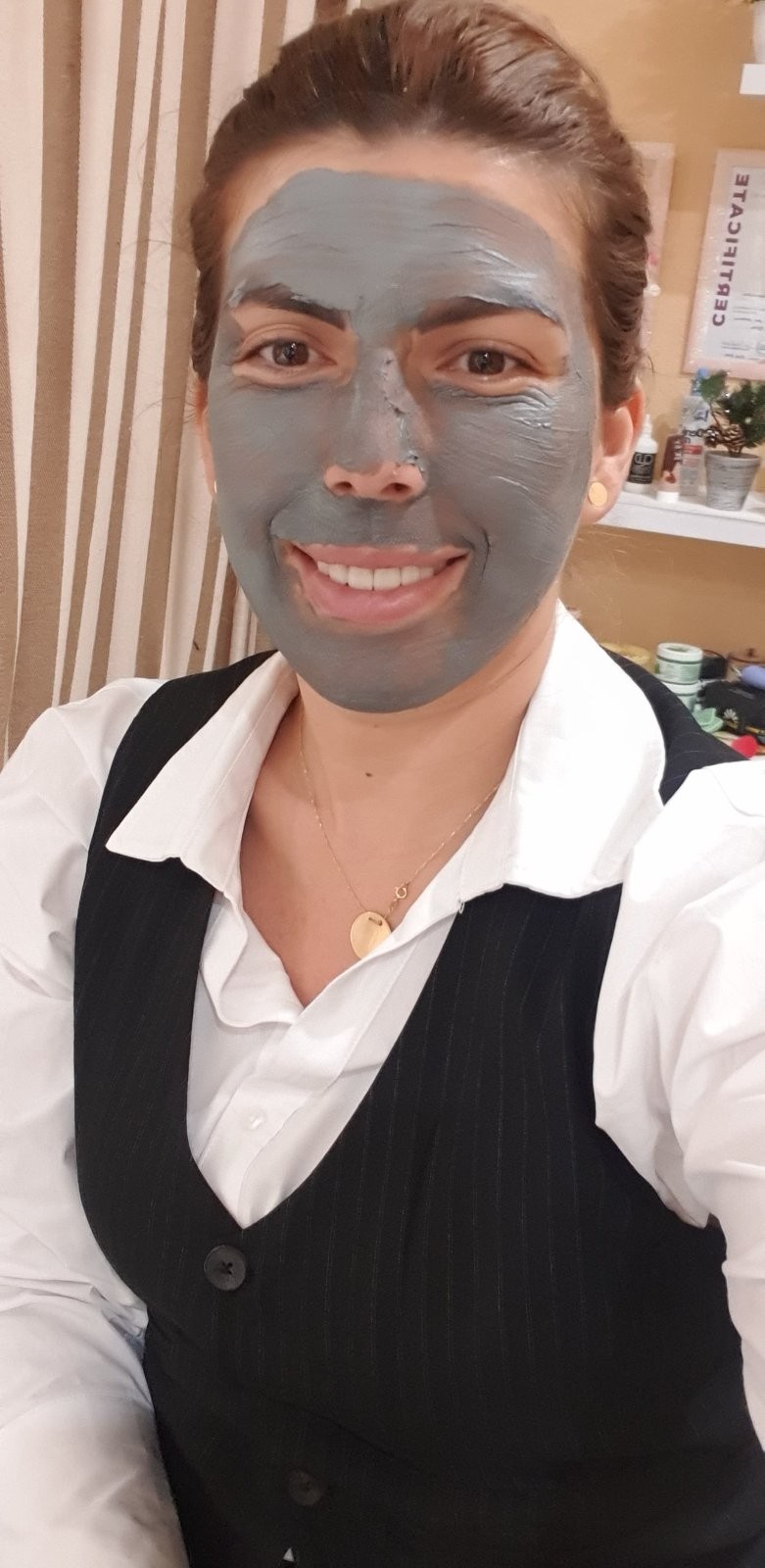 Poezija ljepote #sarajevo Farbanje kose Čišćenje lica + zlatne srebrne niti + maska + masaža