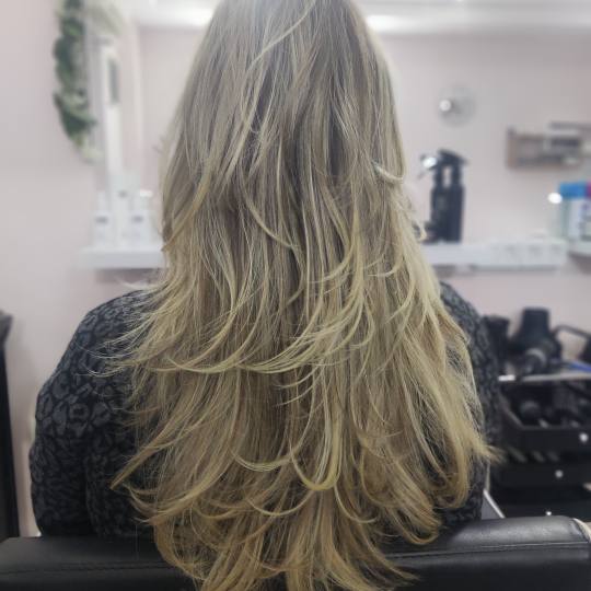 L'Amour beauty studio #sarajevo Žensko šišanje Žensko šišanje + feniranje - duga kosa