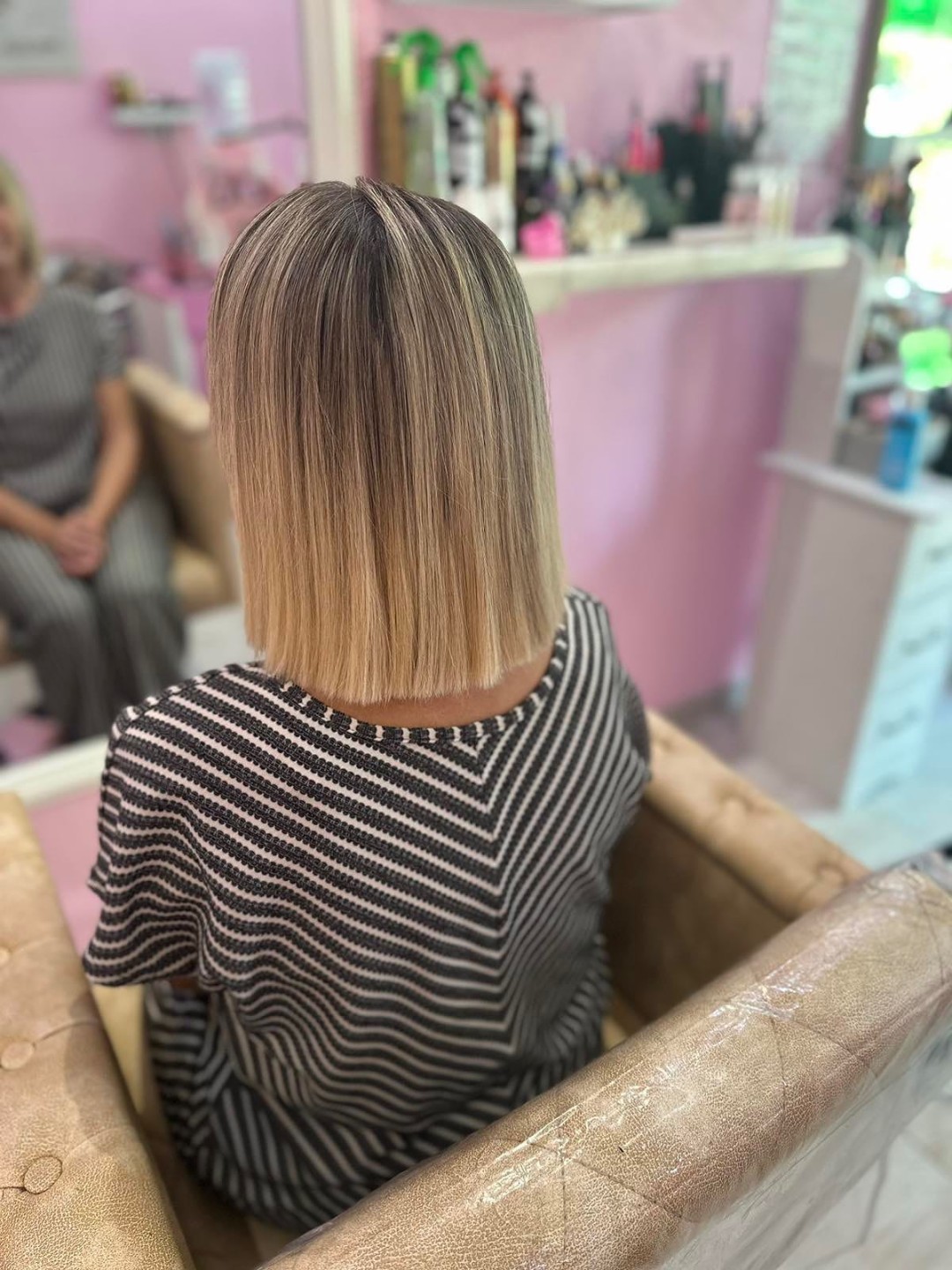 Poezija ljepote #sarajevo Žensko šišanje Žensko šišanje + pranje kose + feniranje - srednje duga kosa