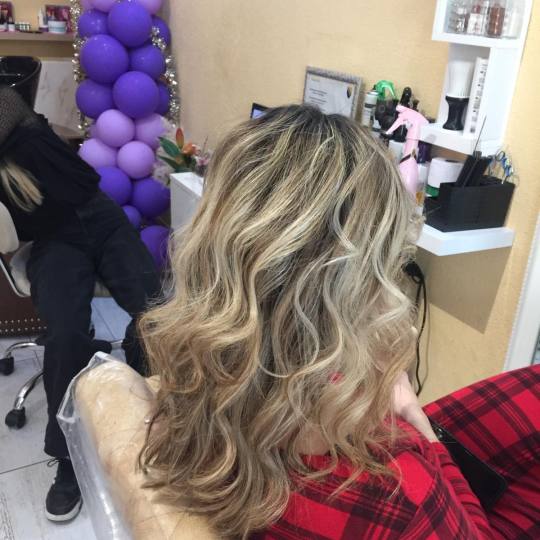 Poezija ljepote #sarajevo Uvijanje, lokne i talasi Lokne - kosa srednje dužine talasi