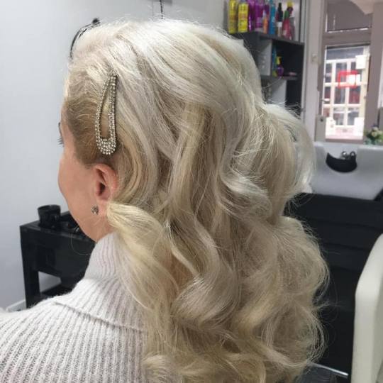 Frisco #sarajevo Svečane i frizure za svadbu Svečana frizura jednostavna - kratka kosa