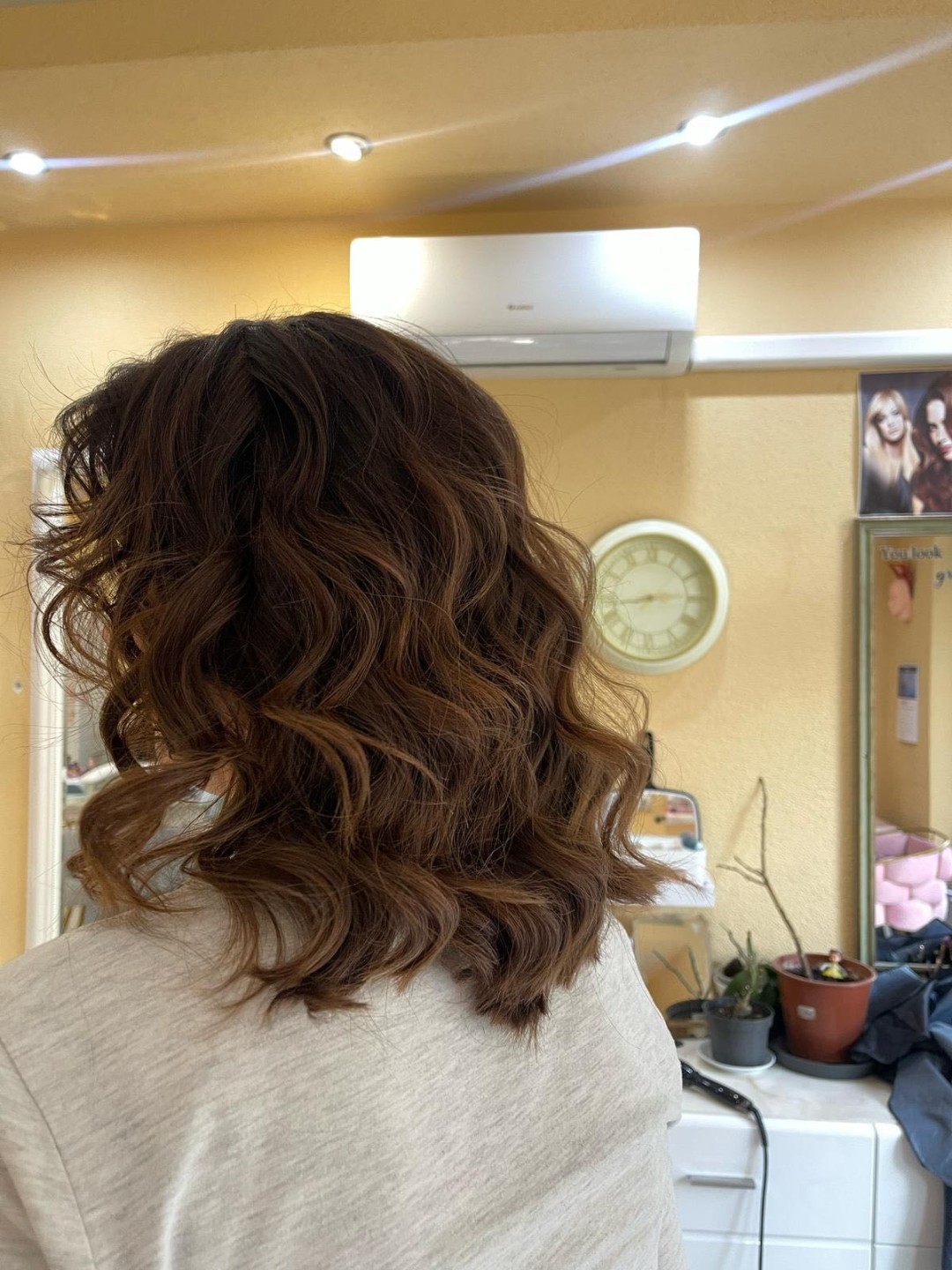 Poezija ljepote #sarajevo Farbanje kose Farbanje izrastka + žensko šišanje + feniranje na ravno - kosa srednje dužine