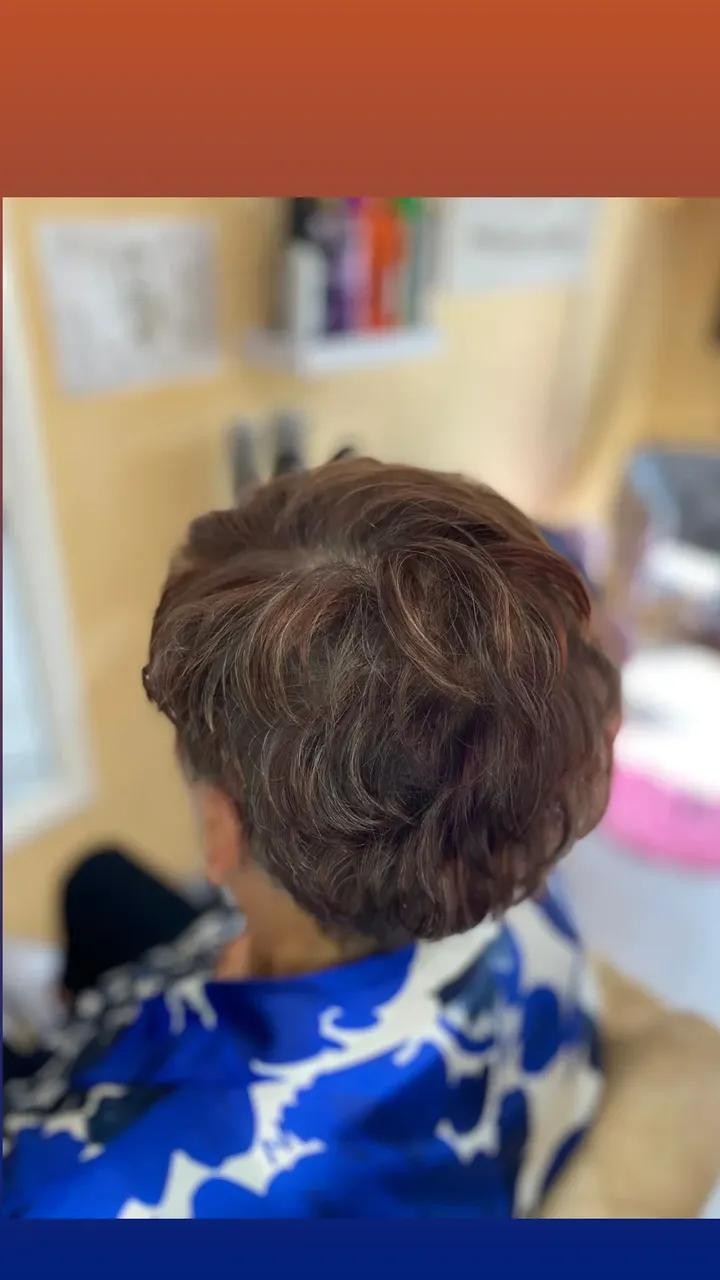 Poezija ljepote #sarajevo Farbanje kose Povrsinski Pramenovi na foliju + žensko šišanje + feniranje - kratka kosa