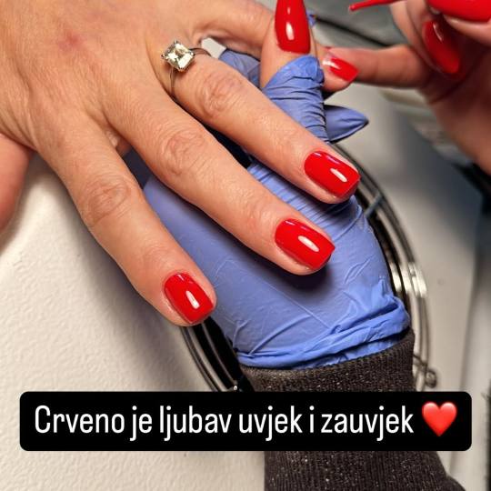 Kuća ljepote Djenna #sarajevo Gel lak Gel na prirodne nokte - ruke korekcija