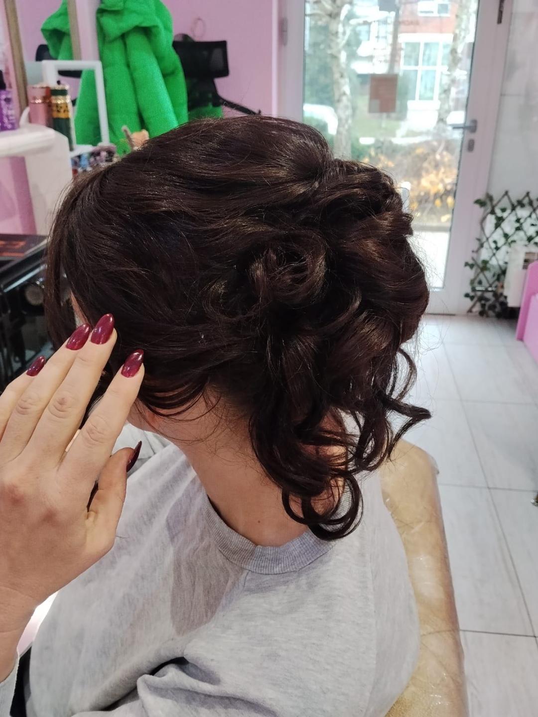 Poezija ljepote #sarajevo Svečane i frizure za svadbu Svečana frizura - kosa srednje dužine