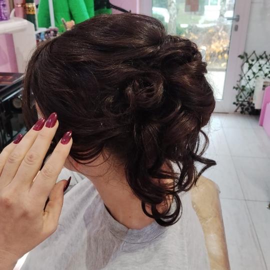 Poezija ljepote #sarajevo Svečane i frizure za svadbu Svečana frizura - kosa srednje dužine Frize