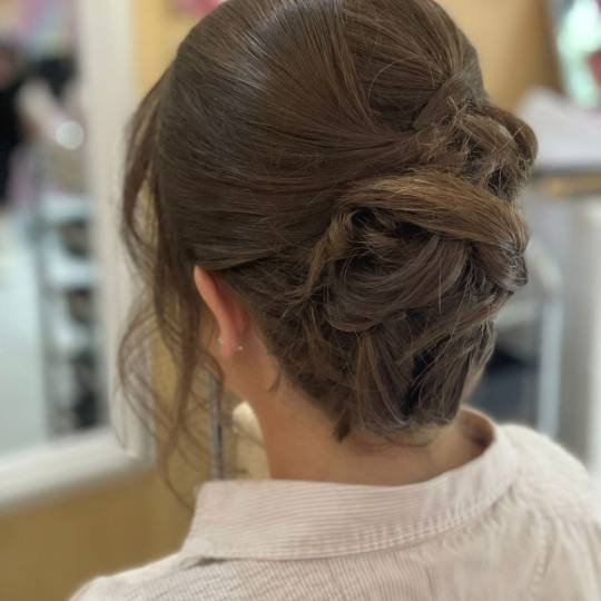 Poezija ljepote #sarajevo Svečane i frizure za svadbu Svečana frizura - kosa srednje dužine