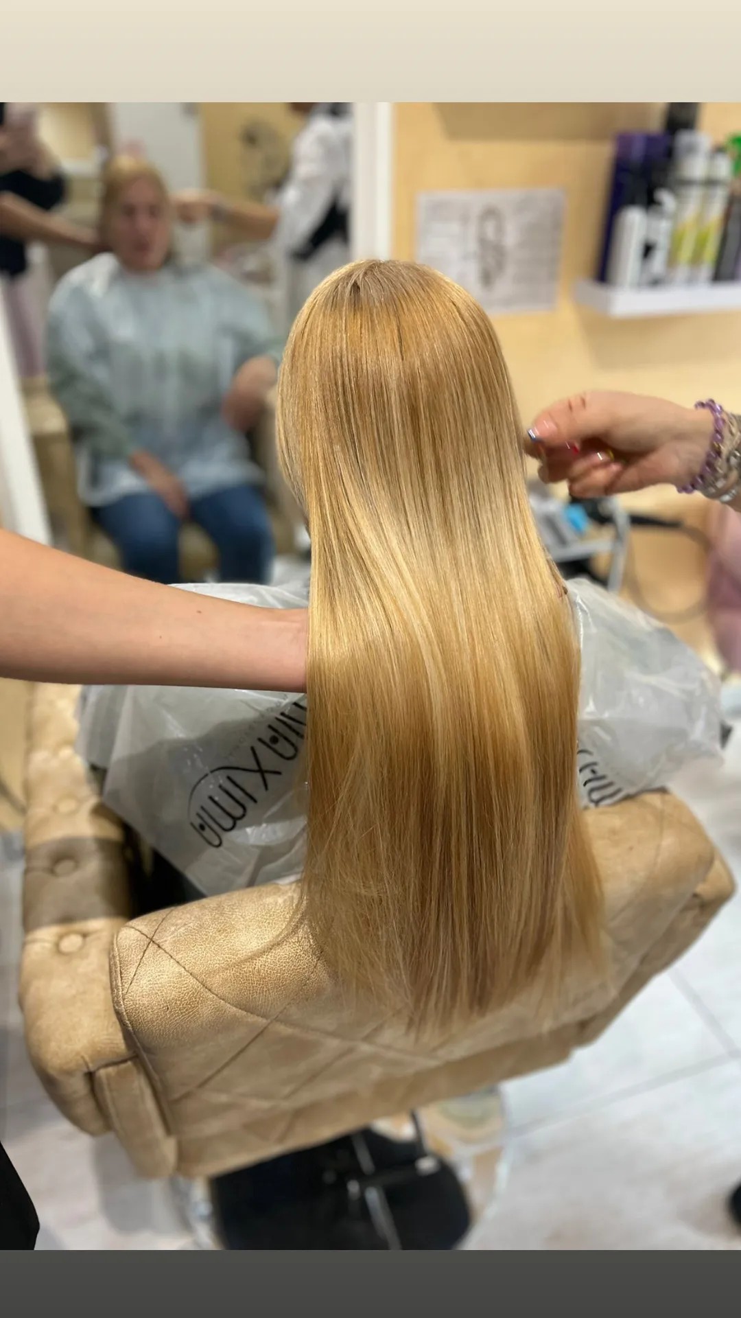 Poezija ljepote #sarajevo Farbanje kose Farbanje izrastka + žensko šišanje + feniranje na ravno - kratka kosa