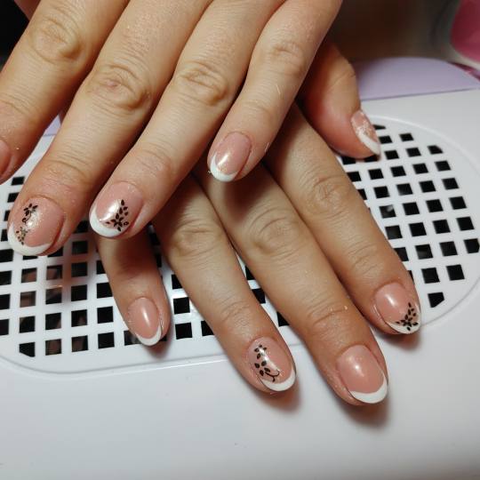 Salon ljepote A3M By Amela Malkoč #sarajevo Ojačavanje noktiju Ojačavanje prirodnih noktiju gelom