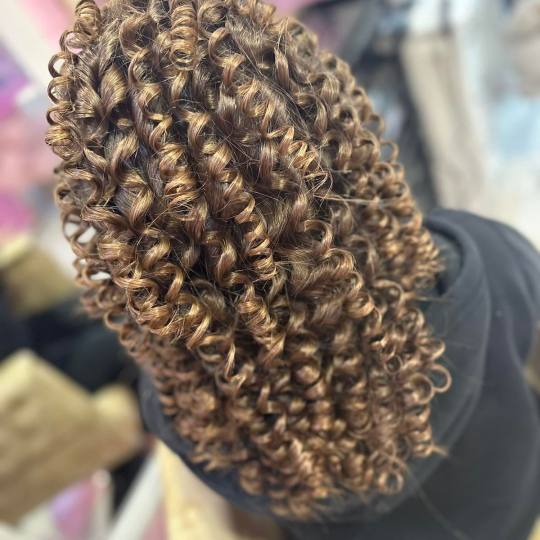 Poezija ljepote #sarajevo Feniranje i stilizovanje Afro lokne - ekstra duga kosa Feniranje i stilizo