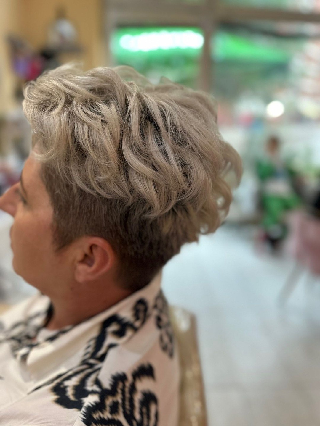 Poezija ljepote #sarajevo Žensko šišanje Žensko šišanje + pranje kose + feniranje - kratka kosa