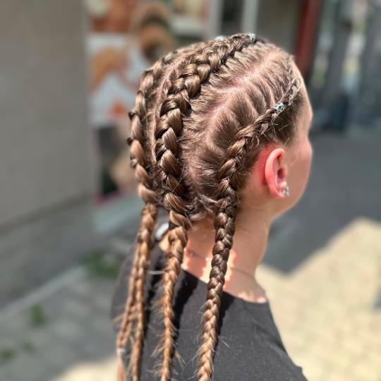 Poezija ljepote #sarajevo Pletenice, kike, punđe Pletenica - jedna