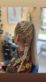 Poezija ljepote #sarajevo Pletenice, kike, punđe Pletenica - jedna