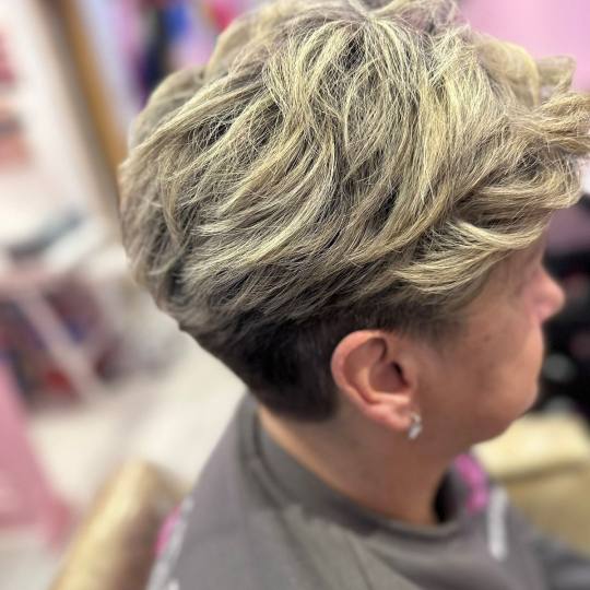 Poezija ljepote #sarajevo Farbanje kose Povrsinski Pramenovi na foliju + žensko šišanje + feniran