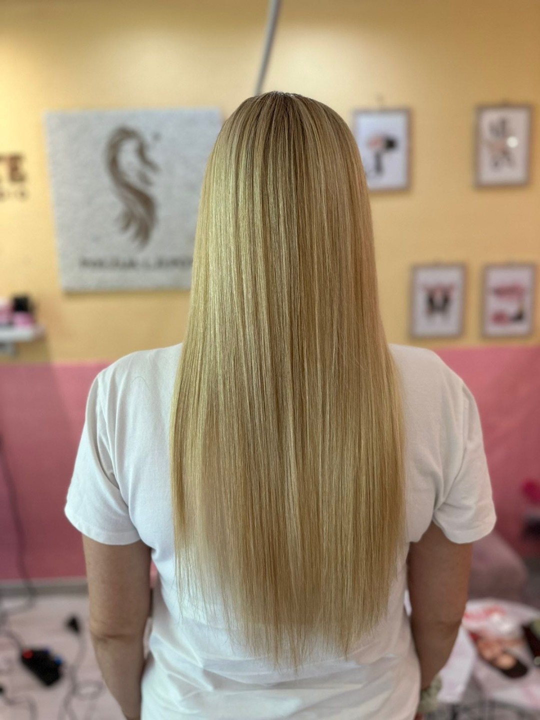 Poezija ljepote #sarajevo Farbanje kose Farbanje izrastka + žensko šišanje + feniranje na ravno - duga kosa