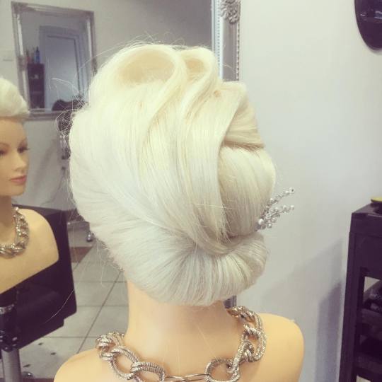 Frisco #sarajevo Svečane i frizure za svadbu Svečana frizura složena - kratka kosa