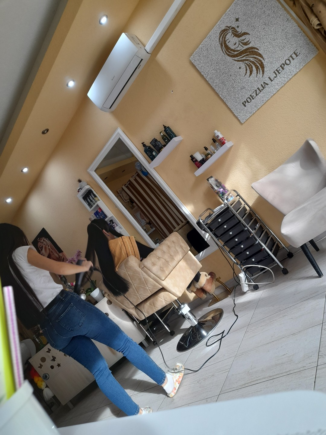 Poezija ljepote #sarajevo Feniranje i stilizovanje Žensko šišanje + feniranje na ravno - sve dužine kose