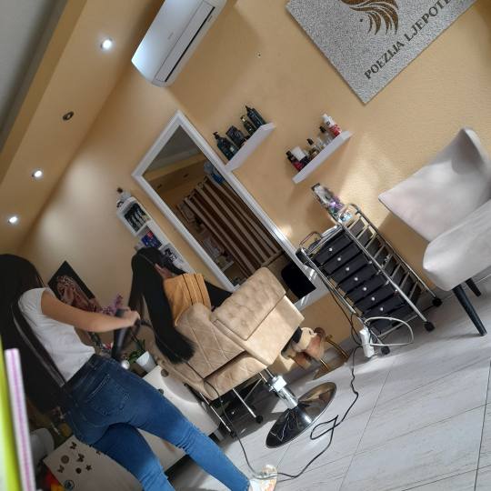 Poezija ljepote #sarajevo Feniranje i stilizovanje Žensko šišanje + feniranje na ravno - sve duž