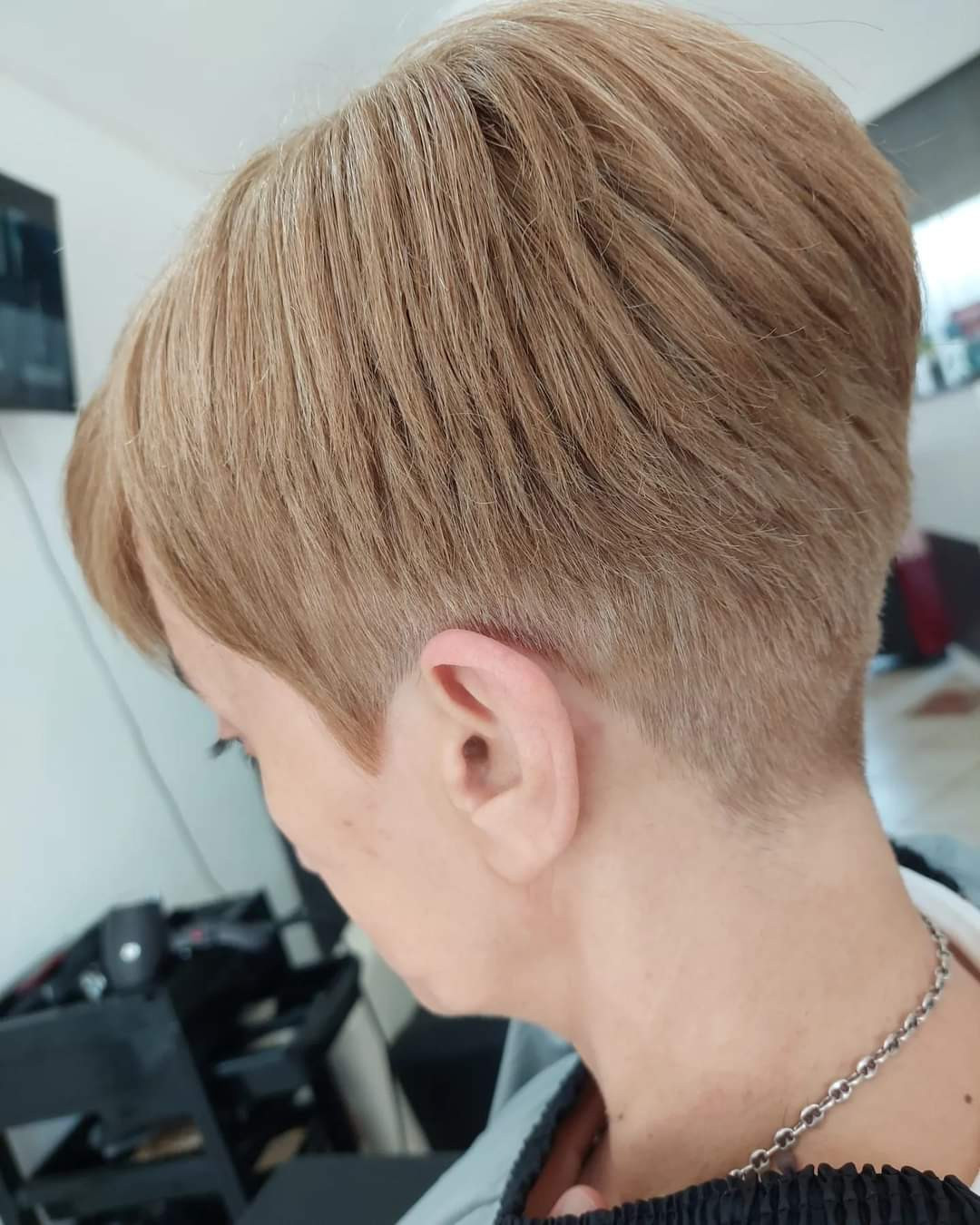 Žensko šišanje - kratka kosa - Frisco, Sarajevo Žensko šišanje Frizerski saloni Žensko šišanje, Sarajevo, Centar - Stari Grad