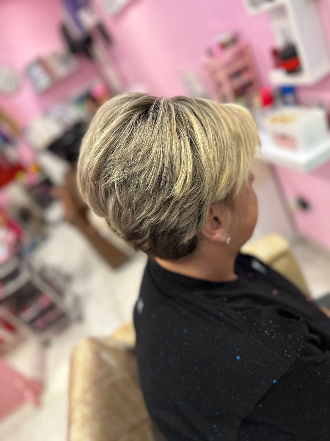 Poezija ljepote #sarajevo Žensko šišanje Žensko šišanje + pranje kose + feniranje - kratka kosa