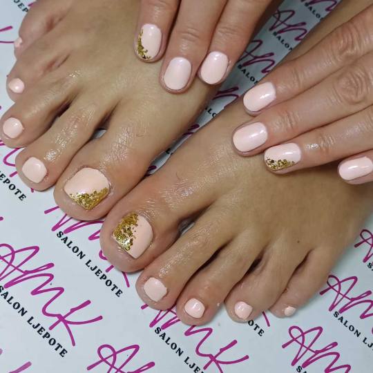 AMK #sarajevo Estetski pedikir Pedikir + trajni lak