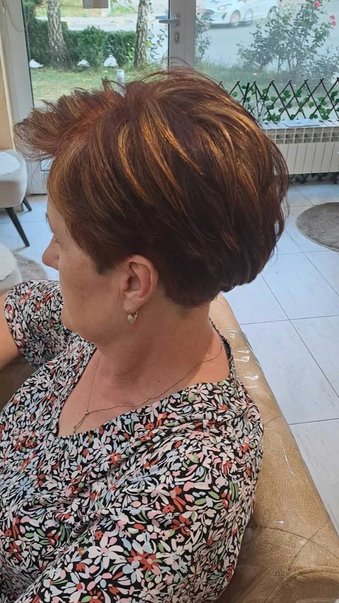 Poezija ljepote #sarajevo Farbanje kose Povrsinski Pramenovi na foliju + žensko šišanje + feniranje - kratka kosa