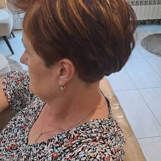 Poezija ljepote #sarajevo Farbanje kose Povrsinski Pramenovi na foliju + žensko šišanje + feniran